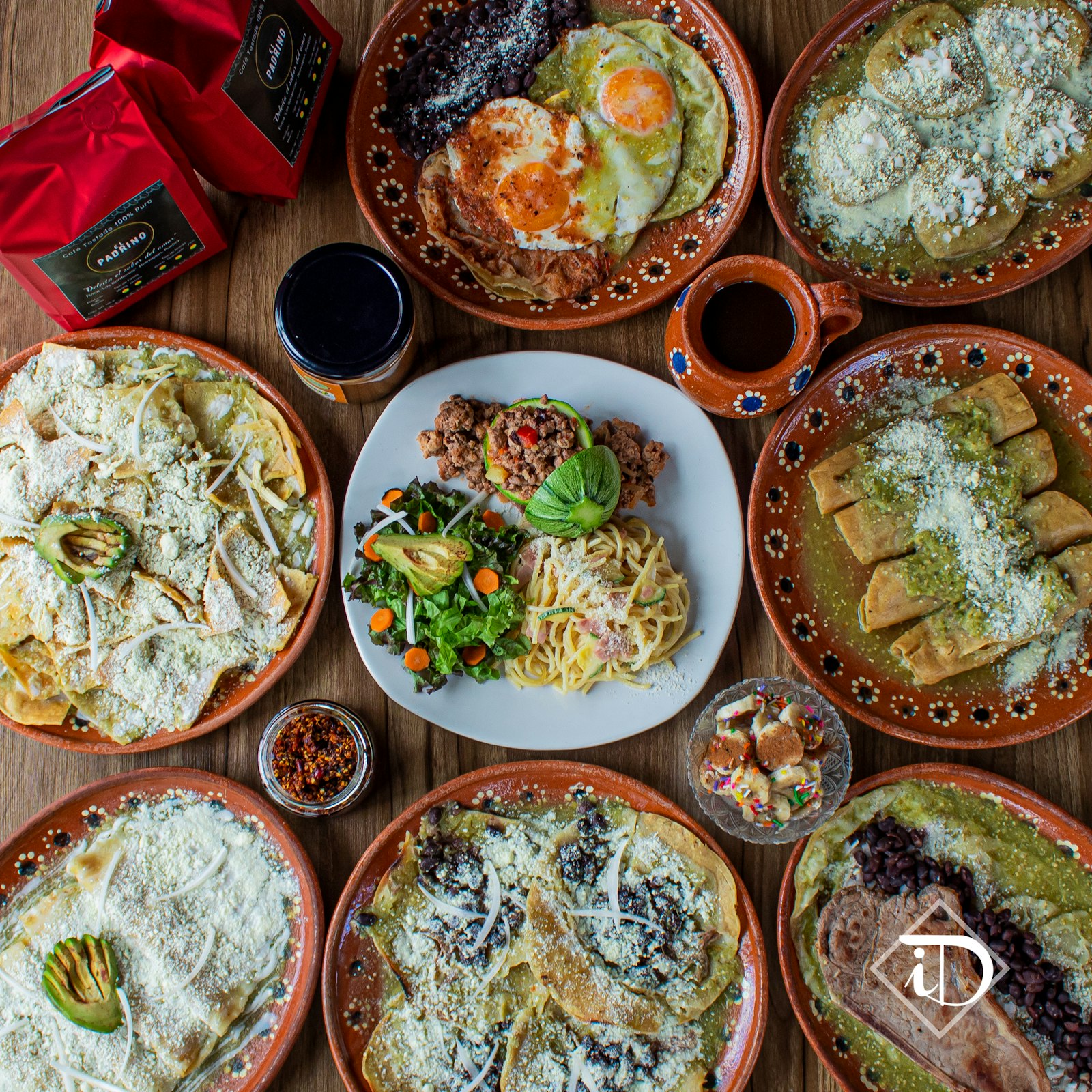 Mesa con comida en un restaurante de Morelia